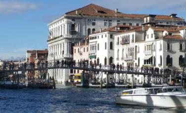 Ponte votivo della Salute (foto: www.aguidetovenice.co.uk) Ponte votivo della Salute (foto: www.aguidetovenice.co.uk)